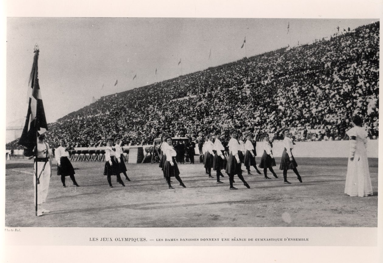 Danska kvinnor ger en demonstration av gruppgymnastikpass vid Olympiska spelen i Aten, från Les Sports Modernes, 1906 av French Photographer