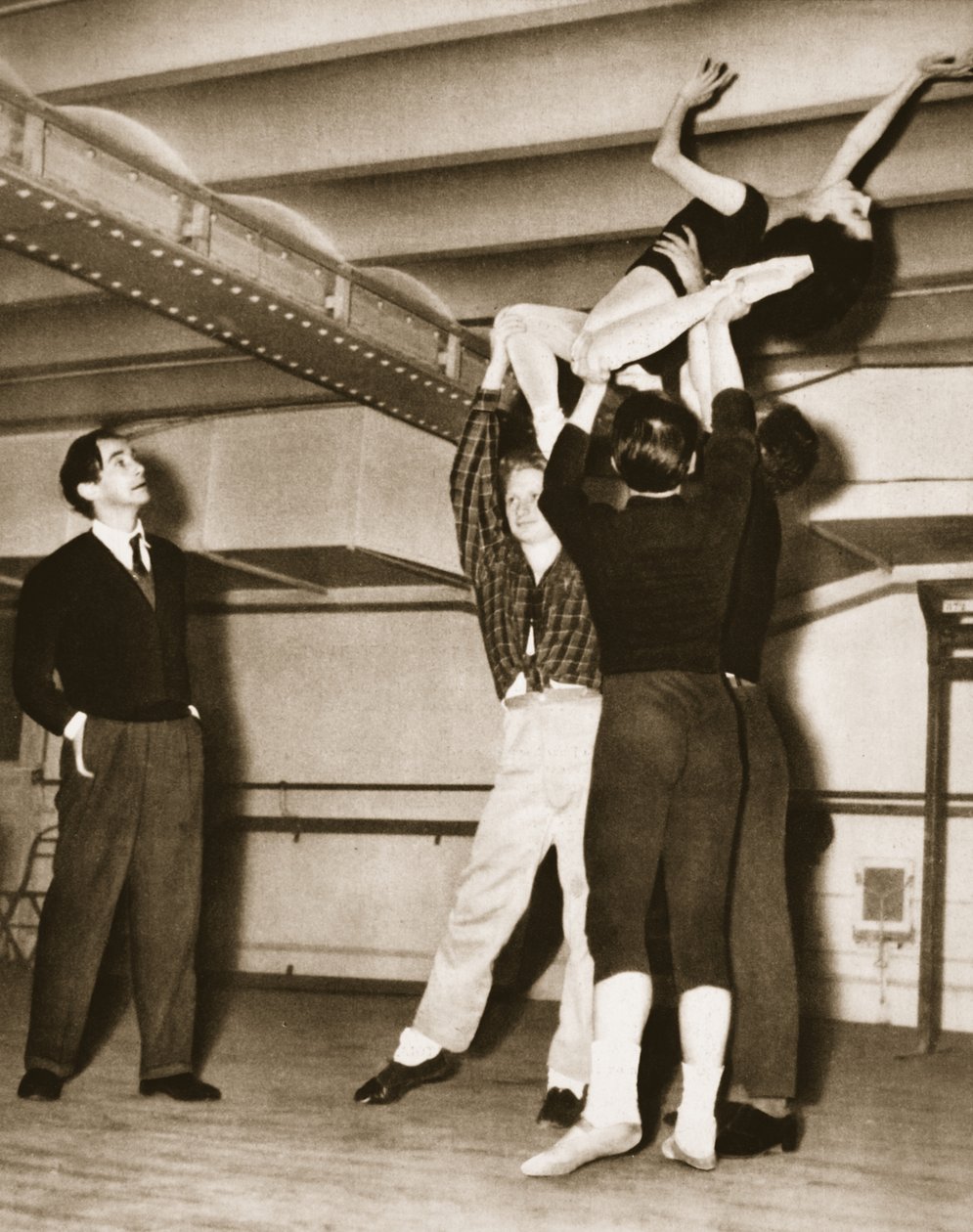 David Lichine under en repetition för Un Coeur de Diamant, från Grand Ballet de Monte-Carlo, 1949 (fotogravyr) av French Photographer