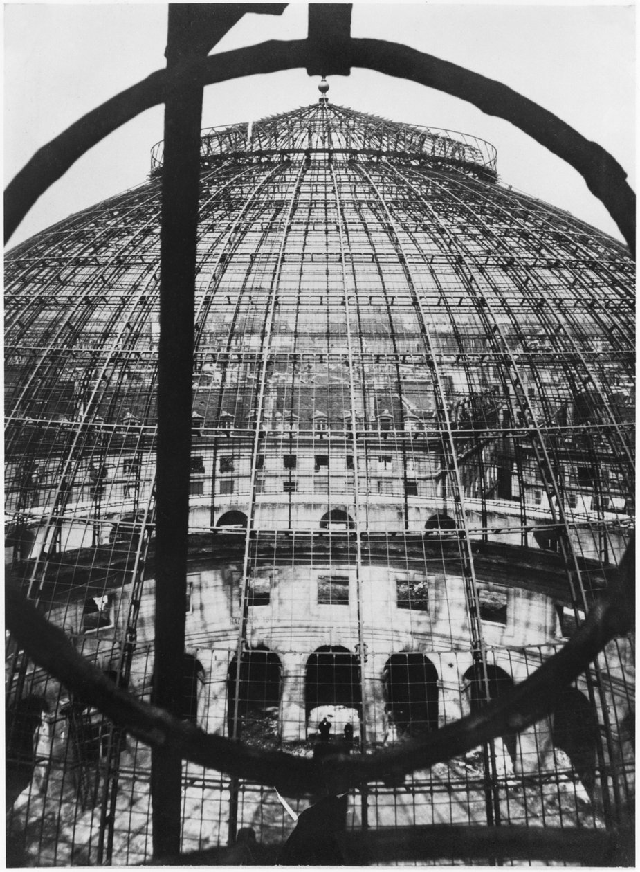 Rivning av spannmålsmarknaden, Paris, 1887 av French Photographer