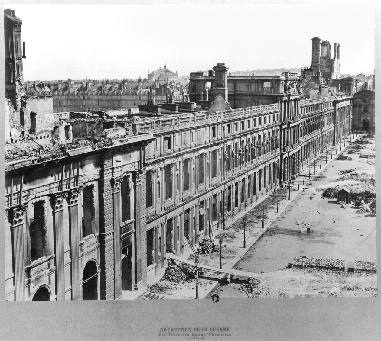 Krigets katastrofer: Tuilerierna under Pariskommunen, 1871 av French Photographer