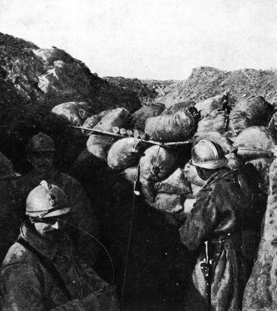 Fiender i samma skyttegrav under första världskriget, franska och tyska soldater endast åtskilda av en vägg av sandsäckar (bw foto) av French Photographer
