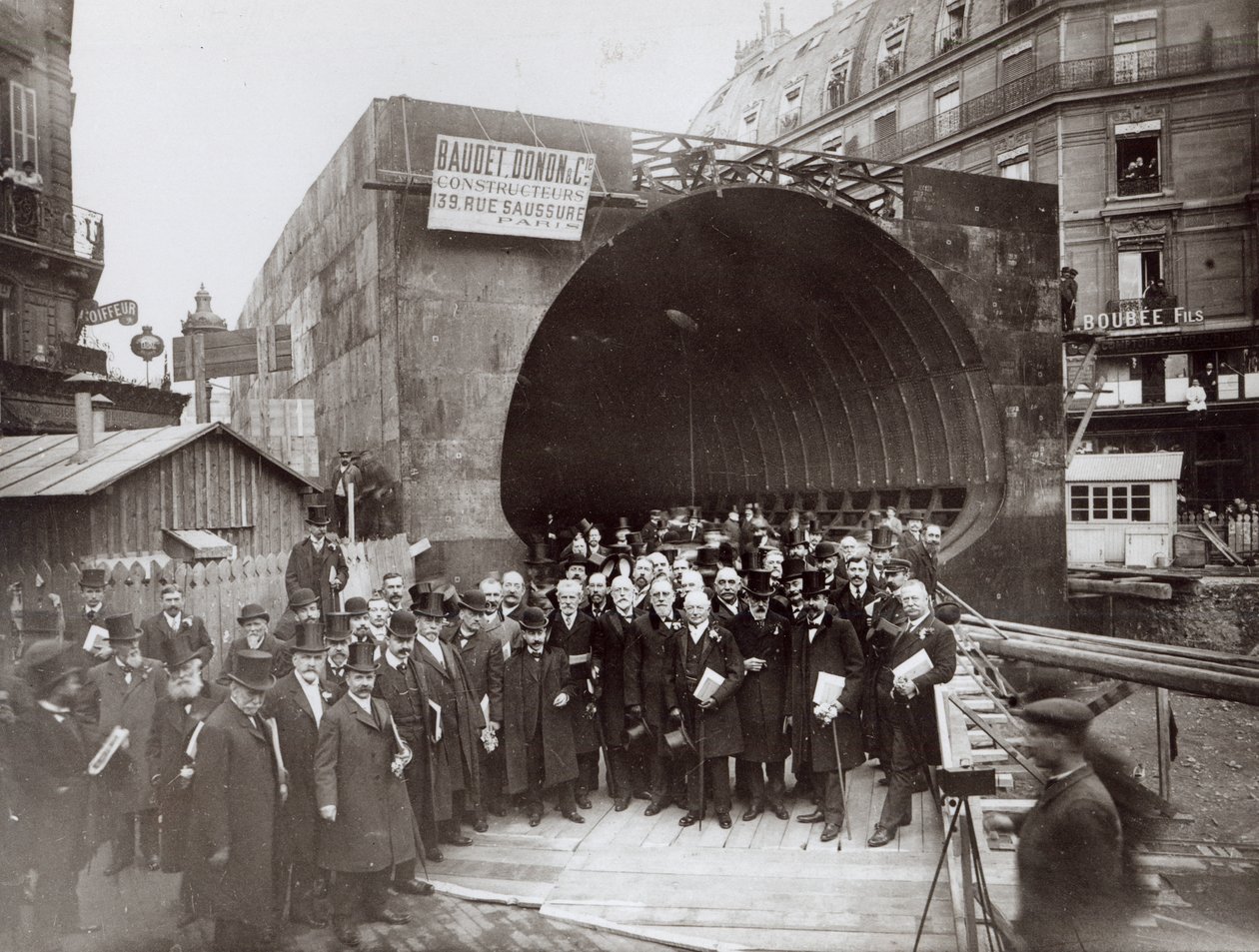 Engelsk delegation besöker Paris under byggandet av tunnelbanan, c.1905 av French Photographer