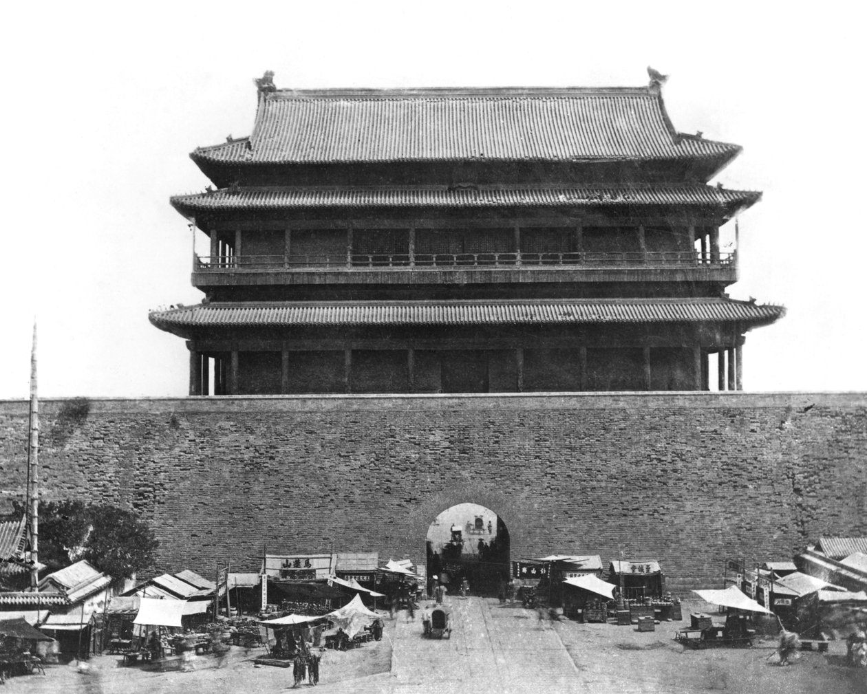 Ingång till innerväggen, Peking, Kina, ca 1900 av French Photographer