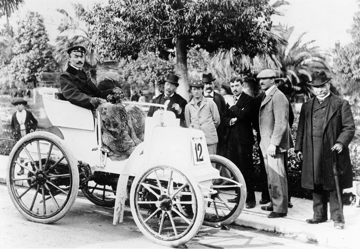 F. Charron, vinnare av loppet Marseille-Nice, i en Panhard-Levassor-bil med Michelin-däck, 1898 av French Photographer