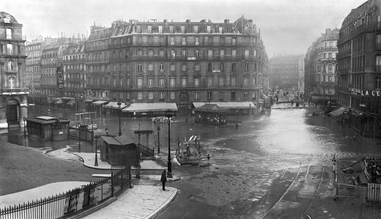 Översvämningar framför Saint-Lazare station, Place de Rome, Paris, januari 1910 av French Photographer