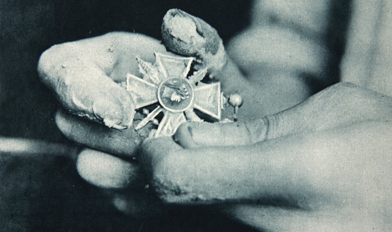 Frances Special Badge for heroism in the War, illustration från The Illustrated War News, 10 januari 1917 av French Photographer