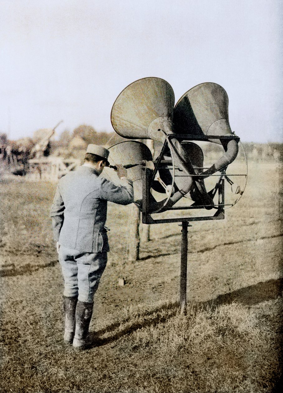 Fransk soldat med en akustisk avlyssningsanordning som kan spåra flygplan, som förberedelse för luftvärnsartilleri, Frankrike, ca 1916-18 (autokrom) av French Photographer