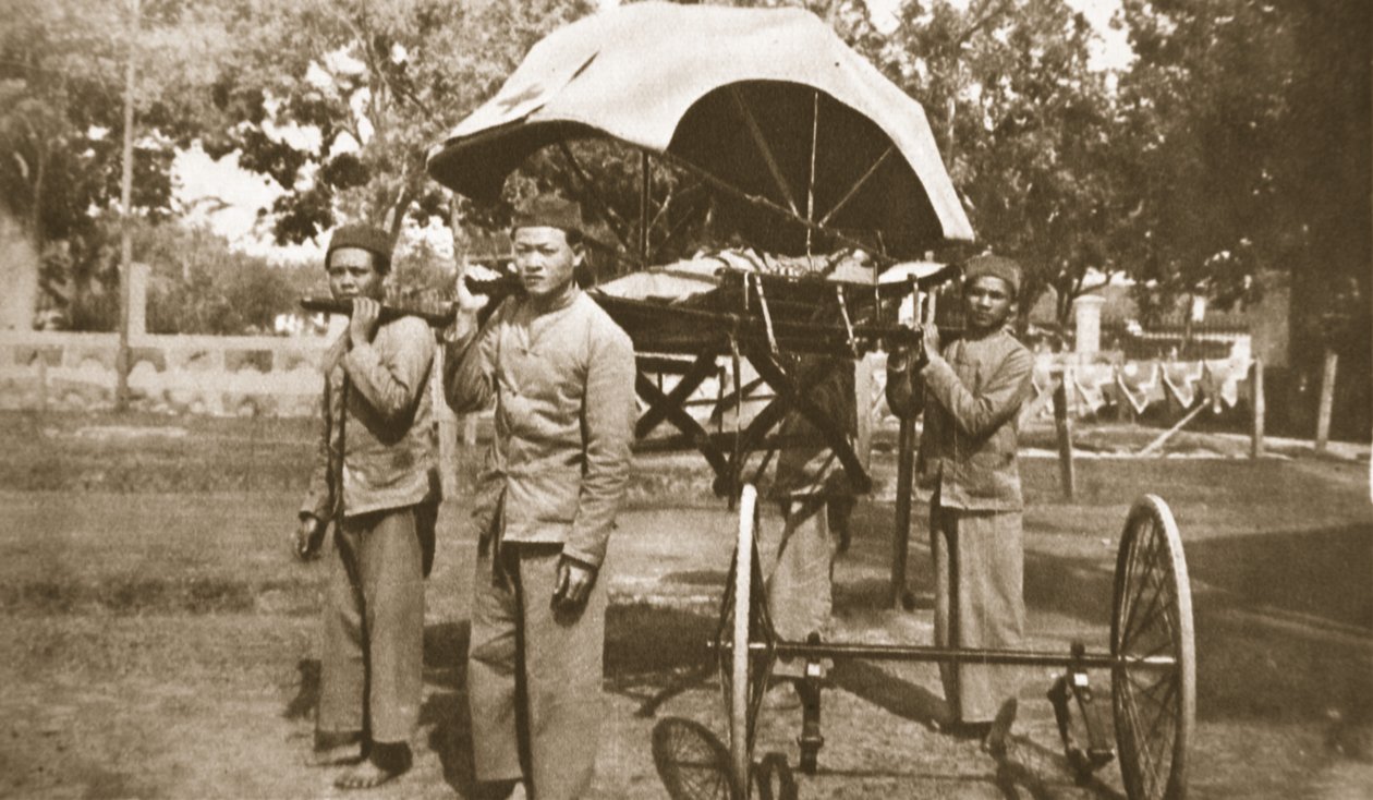 Från Fjärran Östern till Europeiska stridsområden: ett Röda Korsets parti, från The Illustrated War News, 21 juni 1916 (sepiafoto) av French Photographer