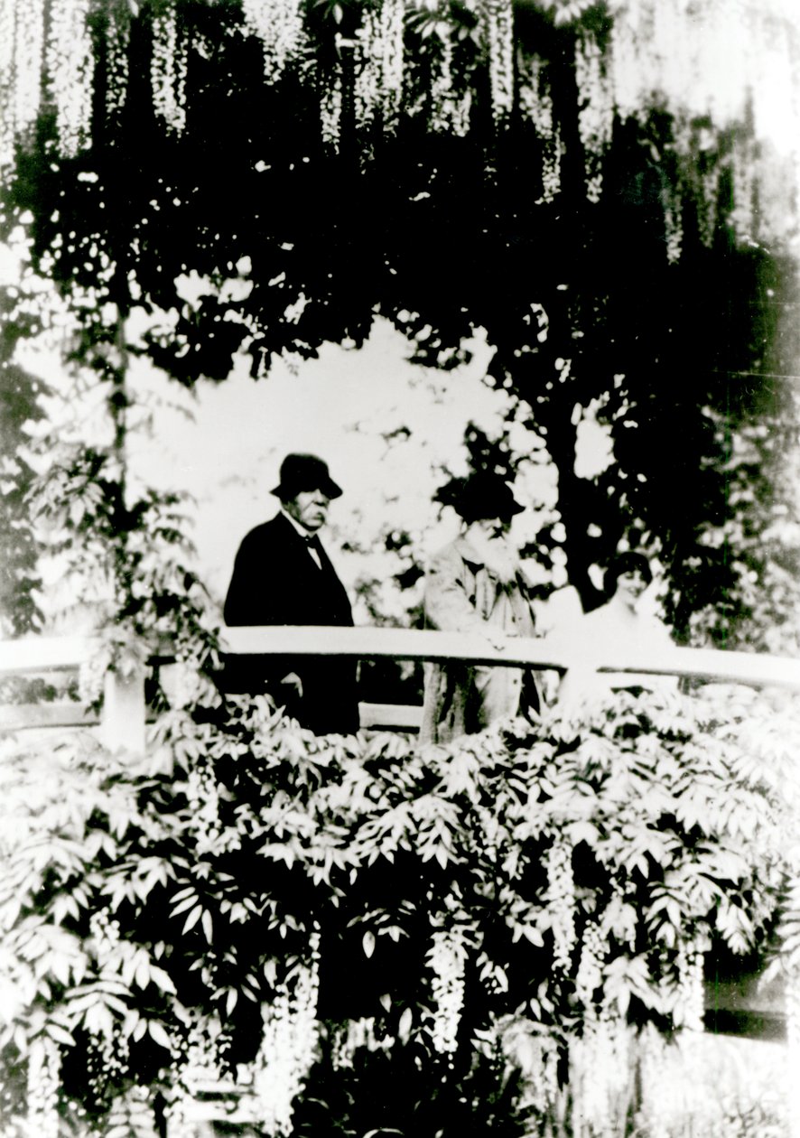 Georges Clemenceau (1841-1929) Claude Monet (1841-1926) och Alice Butler (1894-1949) på den japanska bron i Monets trädgård, Giverny, 1921 av French Photographer