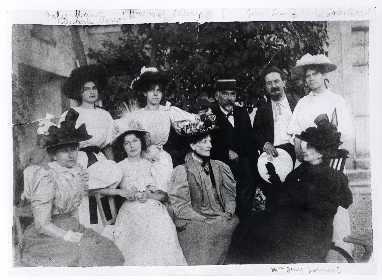 Gruppporträtt med Stephane Mallarme (1842-98), sommar eller höst 1896 av French Photographer
