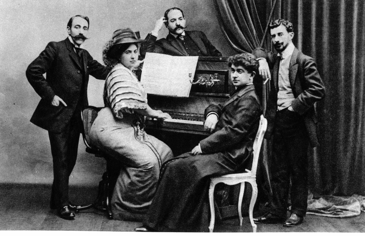 Gruppfoto av medlemmar av Apacherna - (V till R) Ricardo Vines, Madame och Monsieur Robert Mortier, Abbe Leonce Petit och Maurice Ravel, ca 1900 av French Photographer