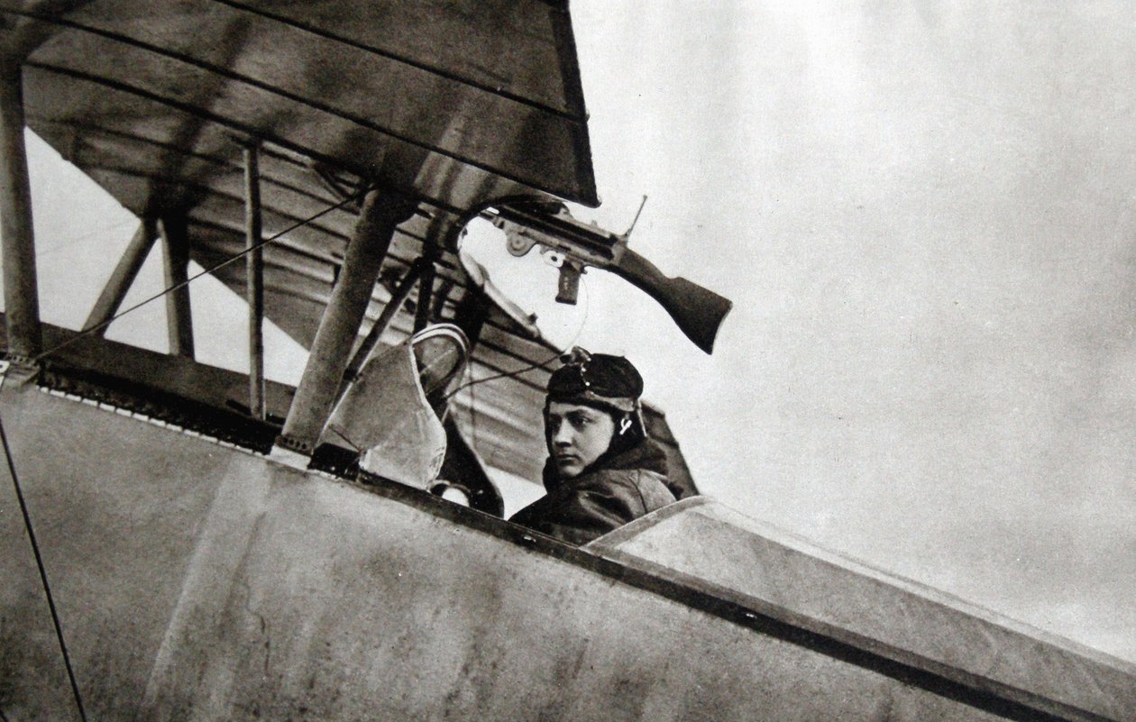 Guynemer i sitt stridsflygplan Nieuport 10, 1916 av French Photographer