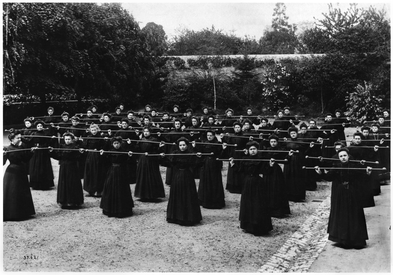 Gymnastik vid Ecole Normale des Instituteurs i Mayenne, c.1900 av French Photographer
