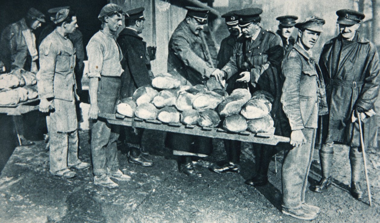 Inspekterar bröd på ett bageri i Frankrike, illustration från The Illustrated War News, januari 1917 av French Photographer