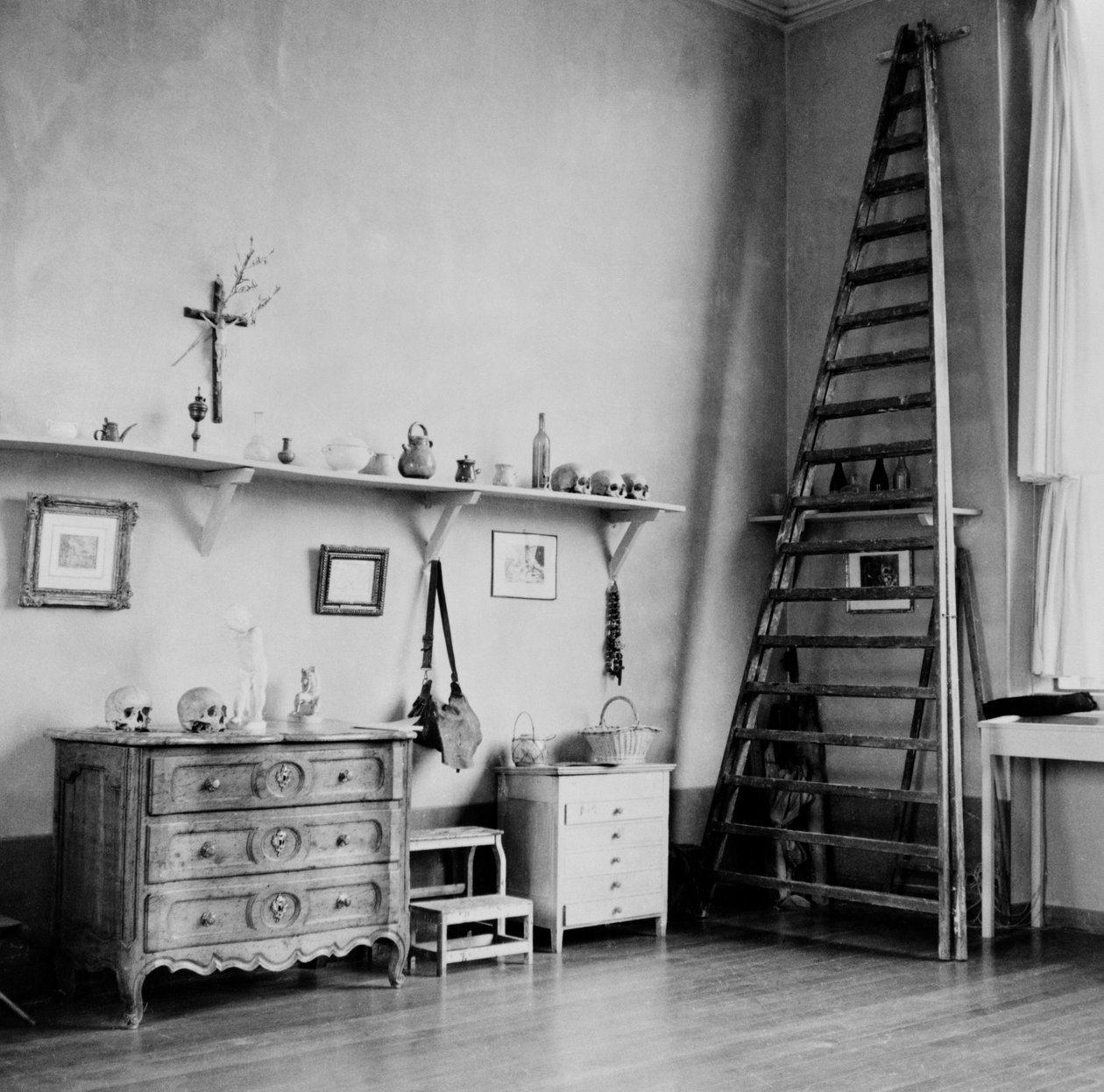 Interiör av Cezannes studio i Aix-en-Provence, c.1900-02 av French Photographer