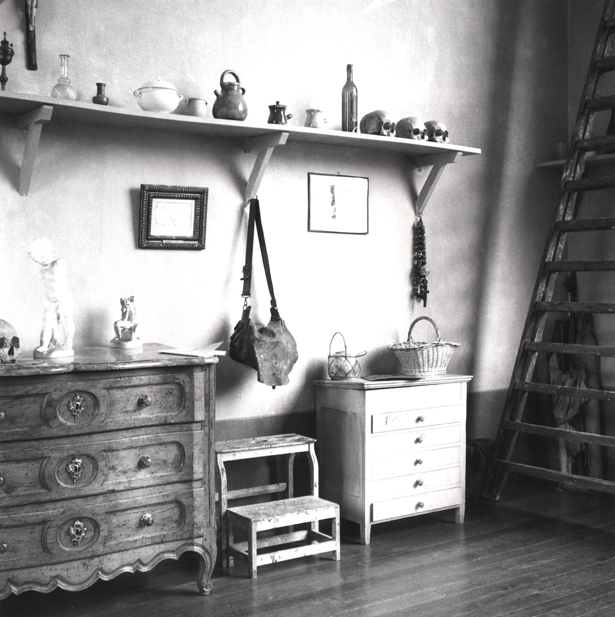 Interiör av Cezannes studio i Aix-en-Provence, c.1900-02 av French Photographer