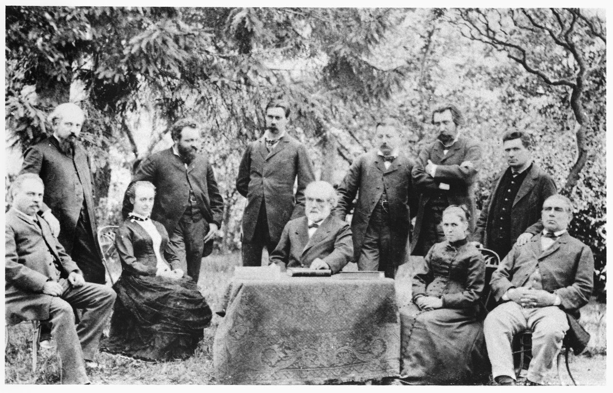 Jean-Baptiste Andre Godin (1817-88) tillsammans med medlemmarna från det första mötet som ledde Guise-familjen, 1885 av French Photographer