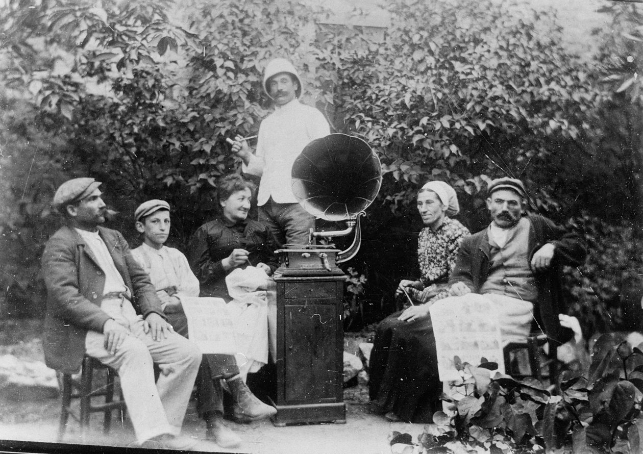 Lyssnar på grammofonen nära Beziers, ca. 1910 av French Photographer