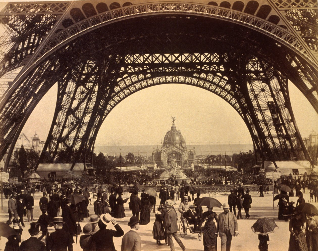 Titta genom basen av Eiffeltornet, utsikt mot Central Dome, Paris Exhibition, 1889 (sepiafoto) av French Photographer