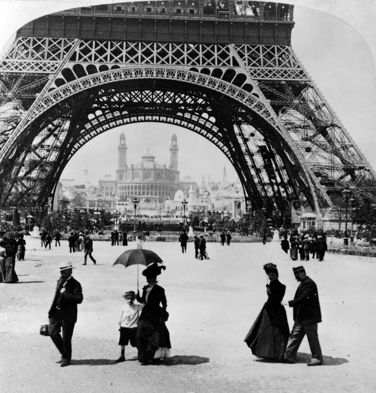 Ser genom basen av Eiffeltornet till Trocadero och Colonial station, Paris utställning, 1900 av French Photographer