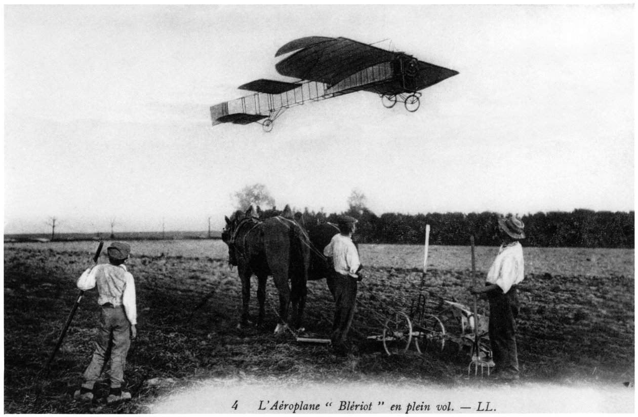 Louis Bleriot (1872-1936) flyger i sitt flygplan, ca 1909 av French Photographer