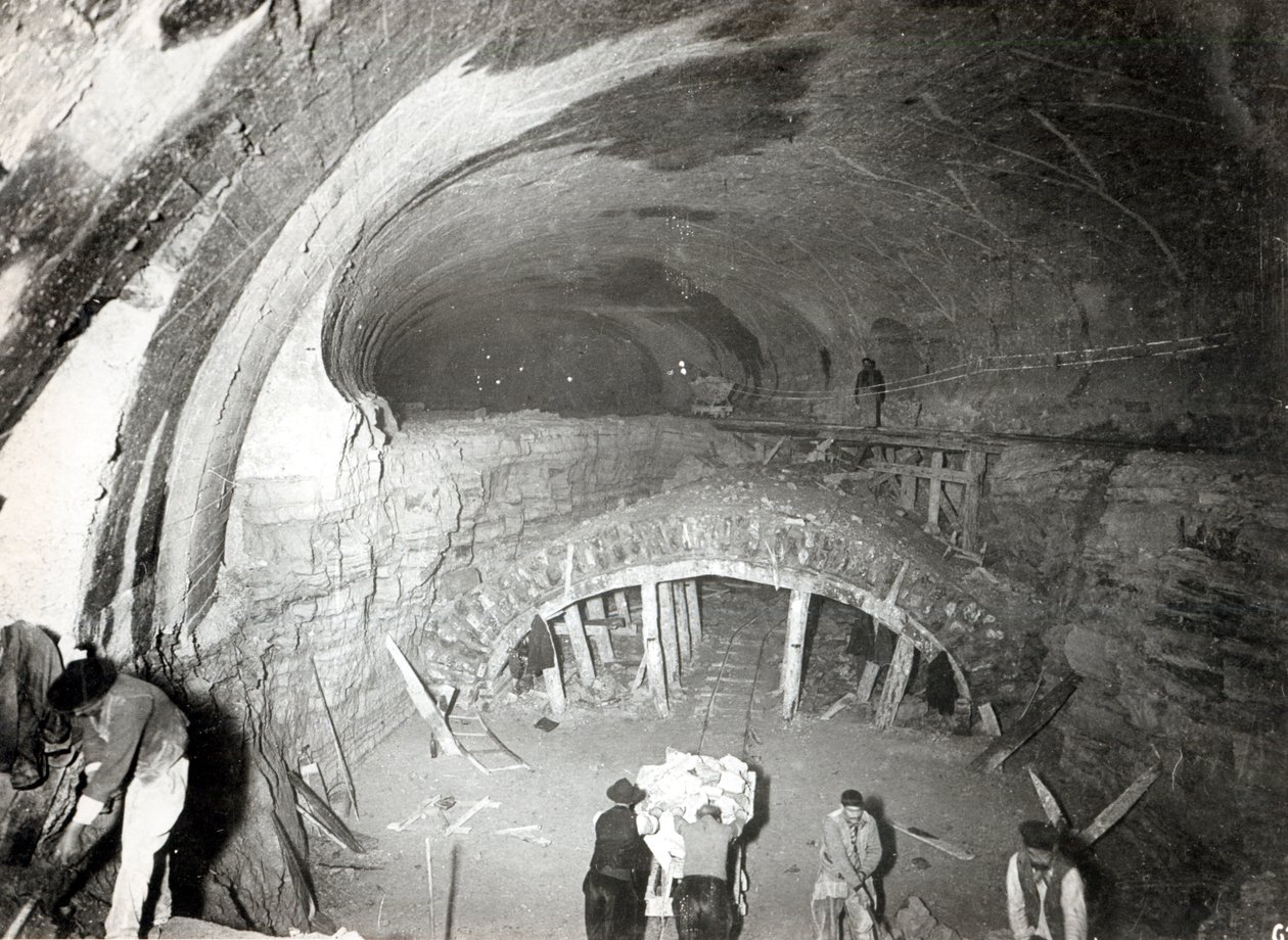 Att göra tunneln vid Place de Roubaix för tunnelbanestationen vid Gare du Nord, Ligne 5, 7 maj 1906 av French Photographer