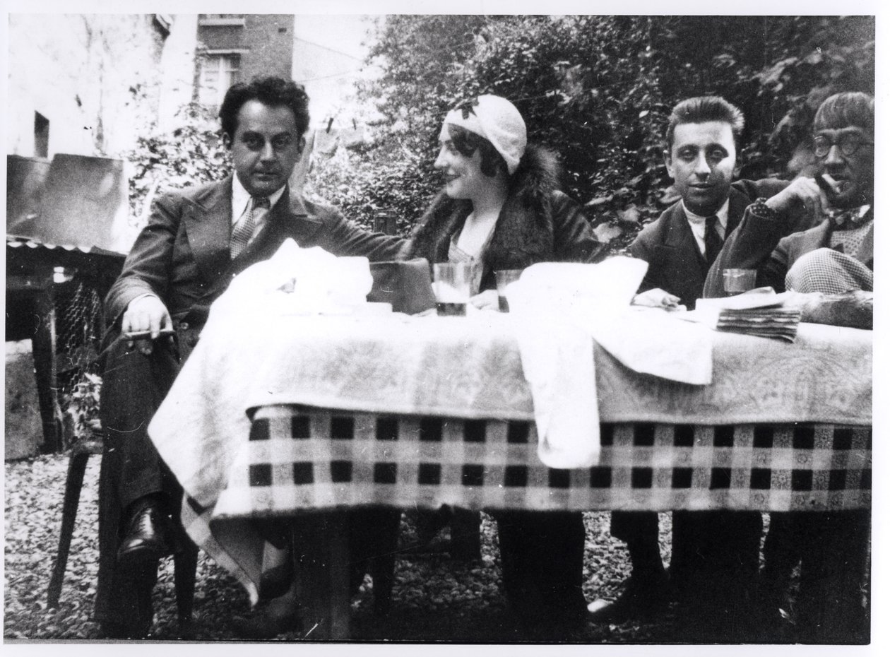Man Ray (1890-1976) Madeline Ansbach, Robert Desnos (1900-45) och Leonard Foujita (1886-1968) ca 1930 av French Photographer