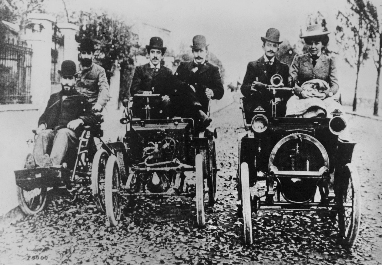 Marcel (d. 1903) och Louis (1877-1944) Renault körning, 1898 av French Photographer