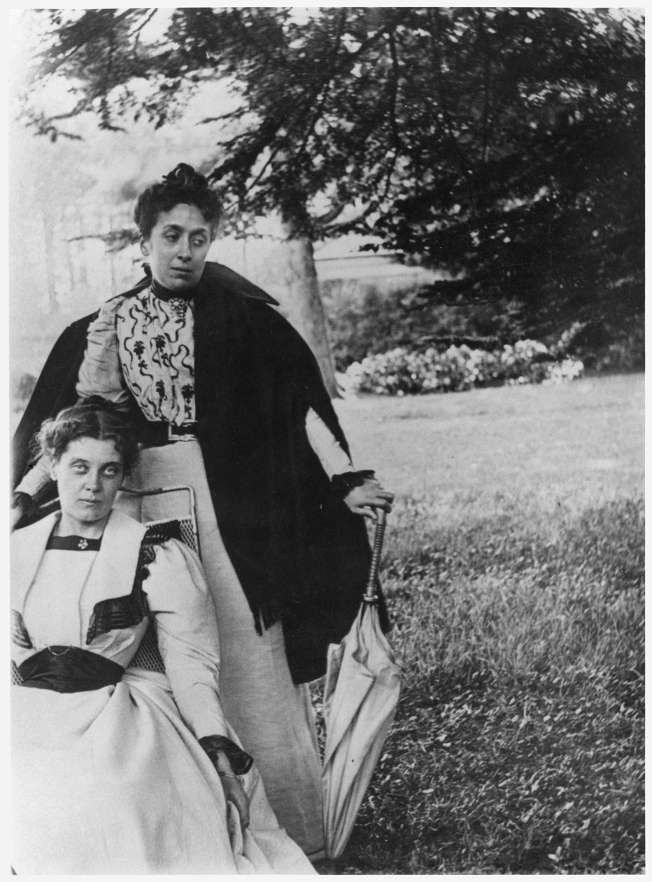 Mathilde Roberty och Madeleine Gide, trädgården i Cuverville, c.1896 av French Photographer