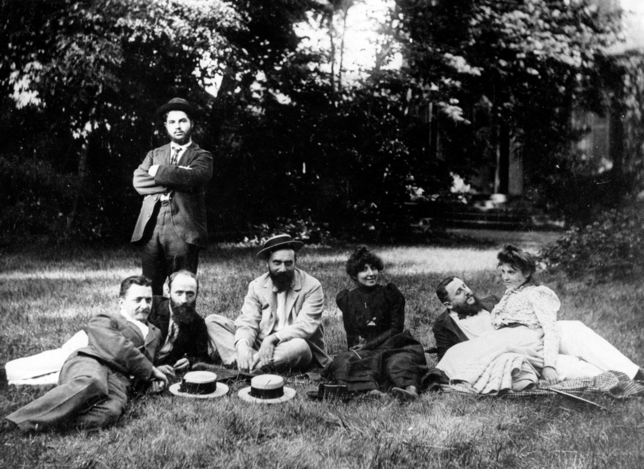 Medlemmar av Nabis-gruppen sitter i trädgården till Relais, Natansons hem i Villeneuve sur Yonne av French Photographer