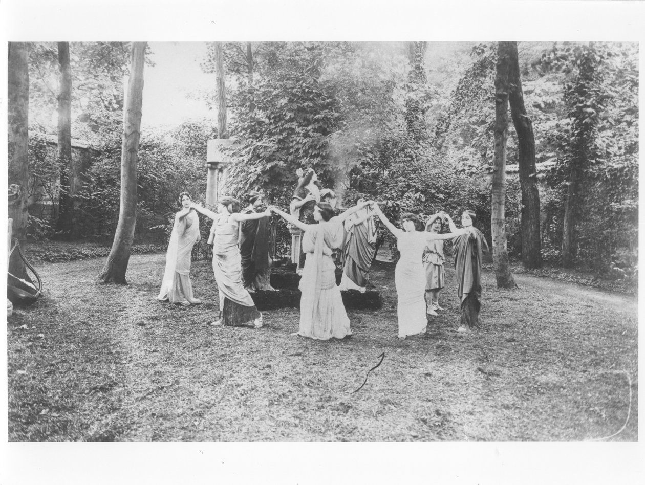 Nathalie Clifford Barney (1876-1972) med dansare klädda i togas av French Photographer
