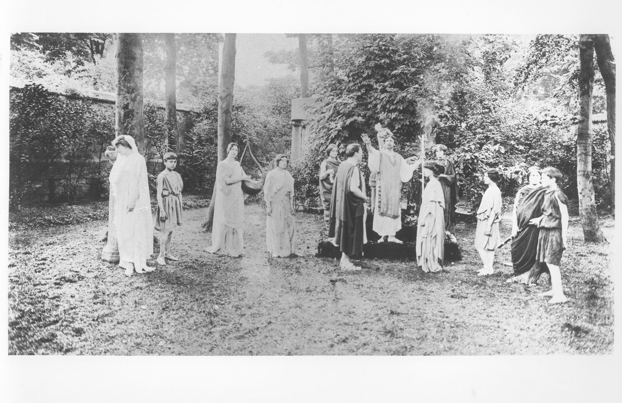 Nathalie Clifford Barney (1876-1972) med dansare klädda i togas av French Photographer
