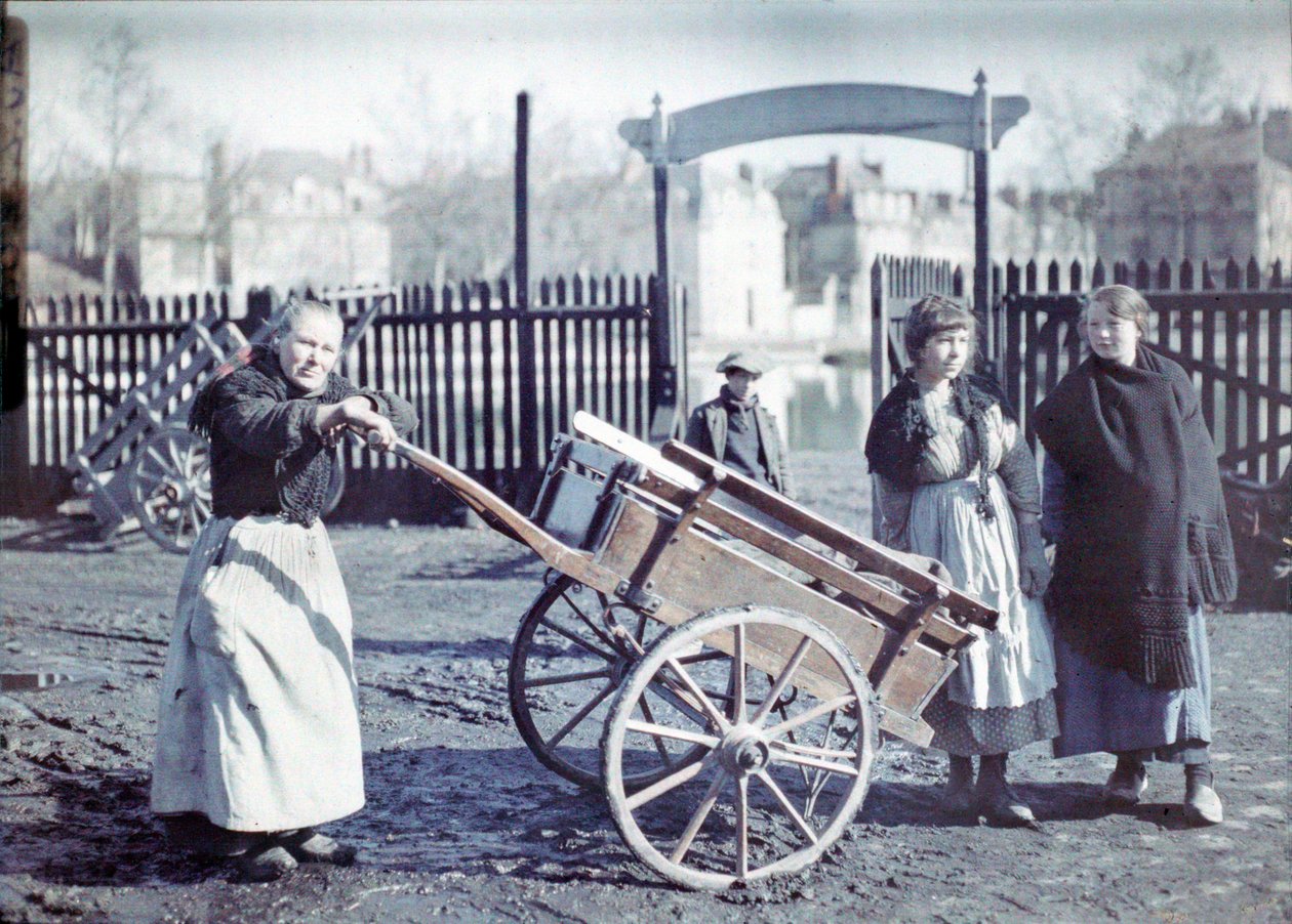 Gammal kvinna med en vagn på en lerig väg, med två flickor och en pojke, Frankrike, ca 1914-18 (autokrom) av French Photographer