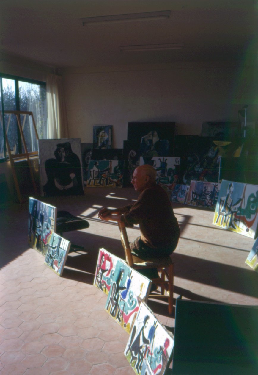 Pablo Picasso (1881-1973) i sin studio omgiven av sin serie Le peintre et son modele av French Photographer