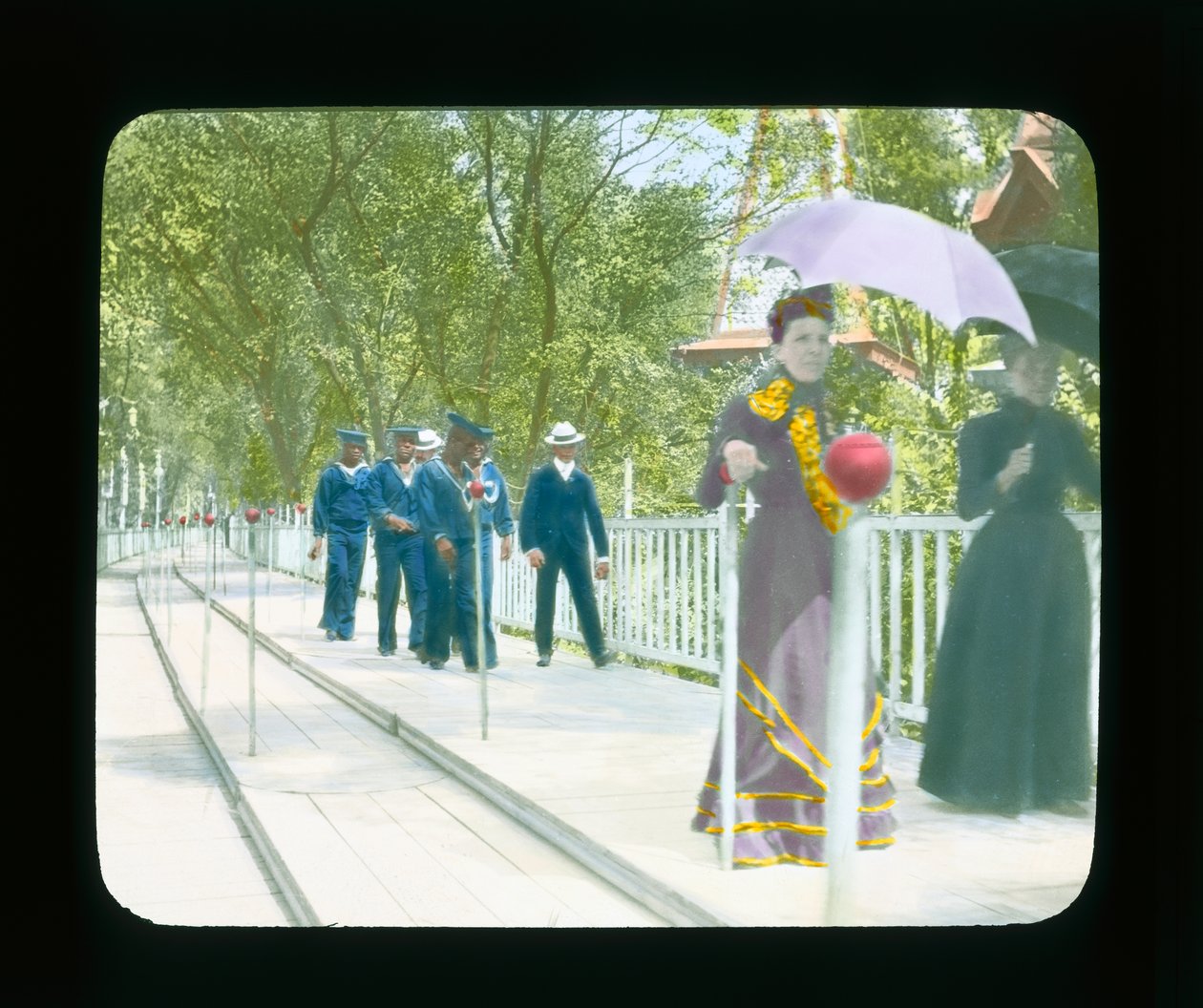 Parisutställning: Rörlig trottoar, Paris, Frankrike, 1900 (lanternrutschbana) av French Photographer