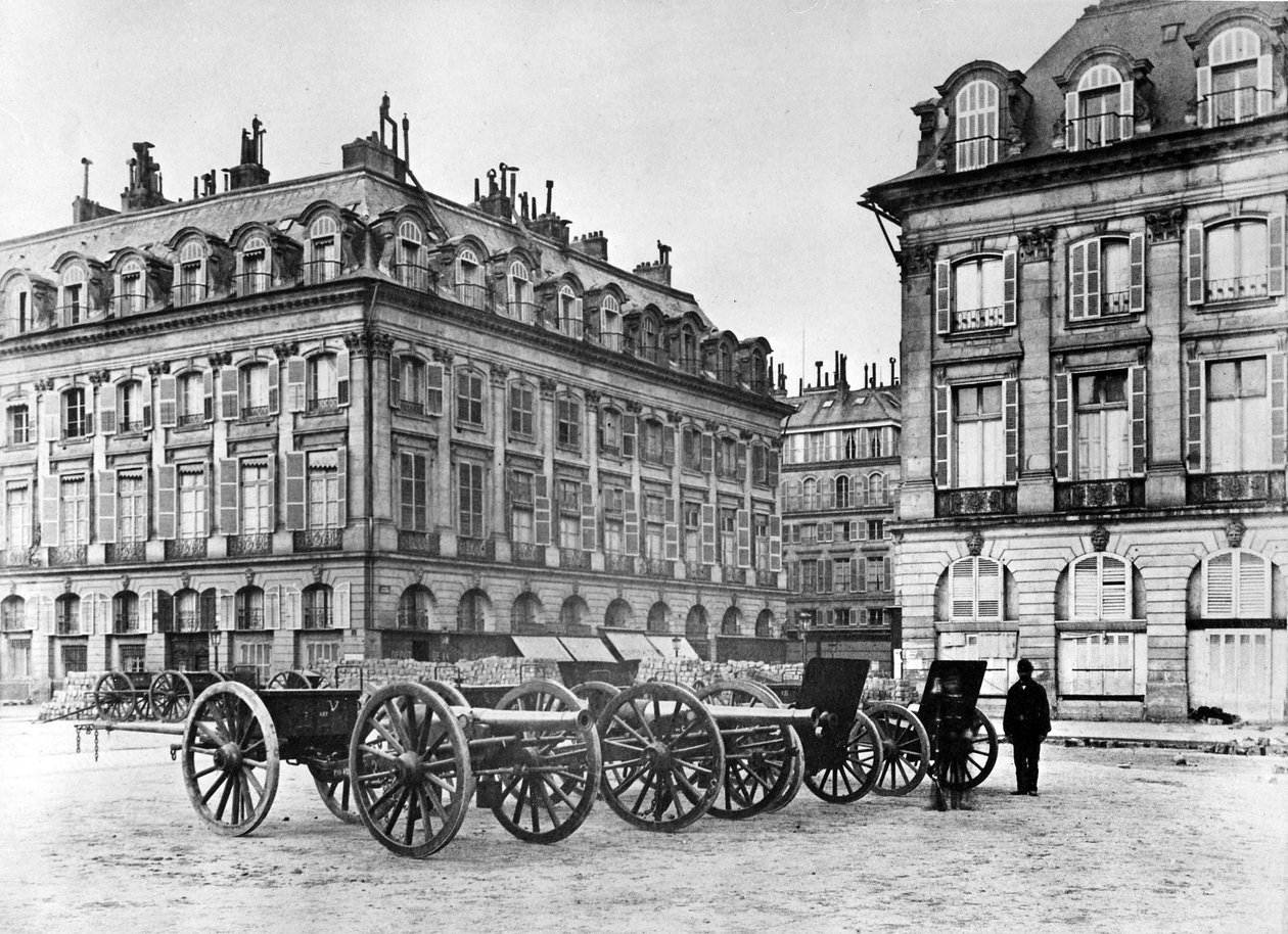 Parisgatan med barrikad och kanoner, 1870 av French Photographer