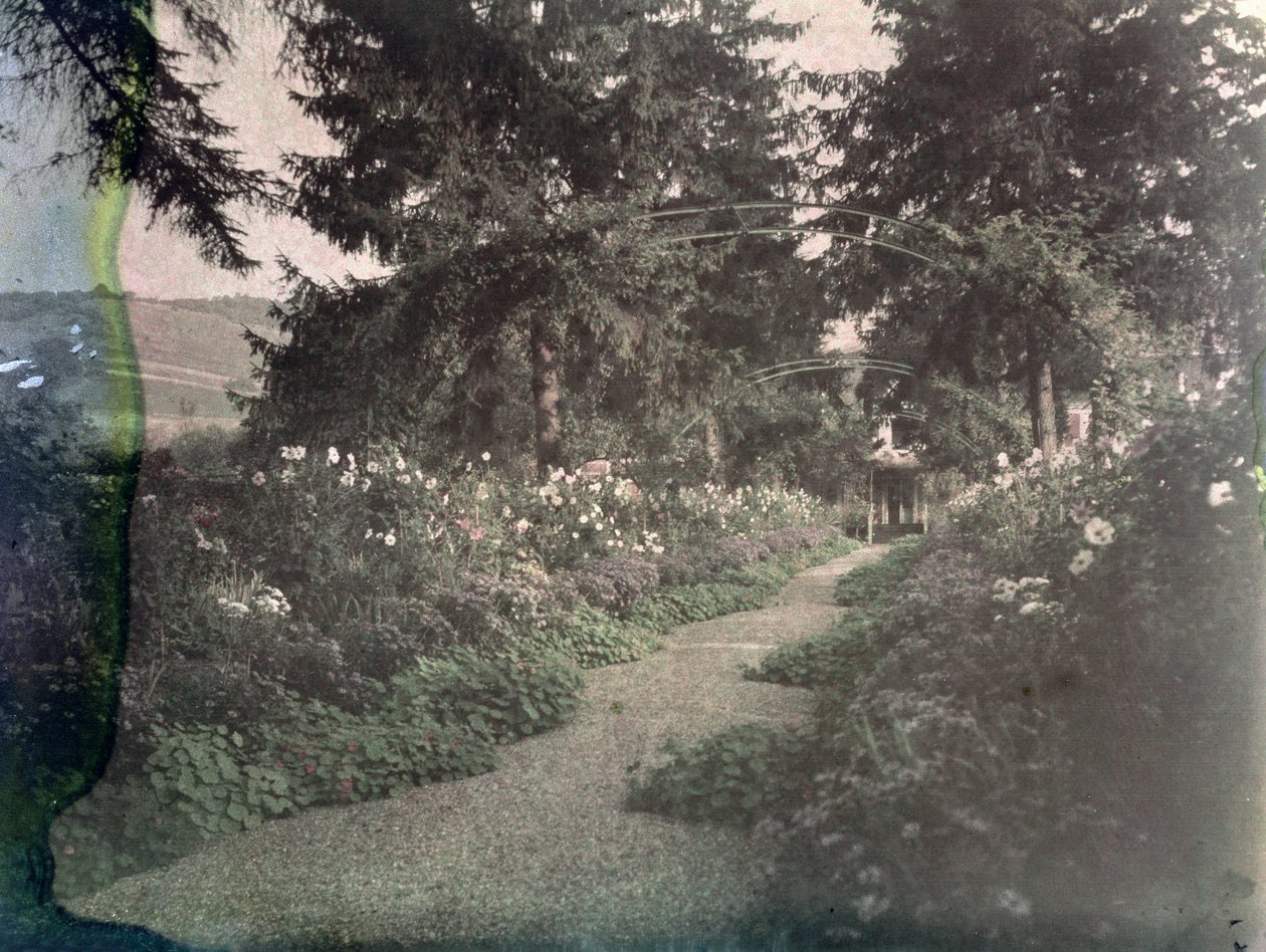 Stig i Monets Garden i Giverny, tidigt 1920-tal av French Photographer