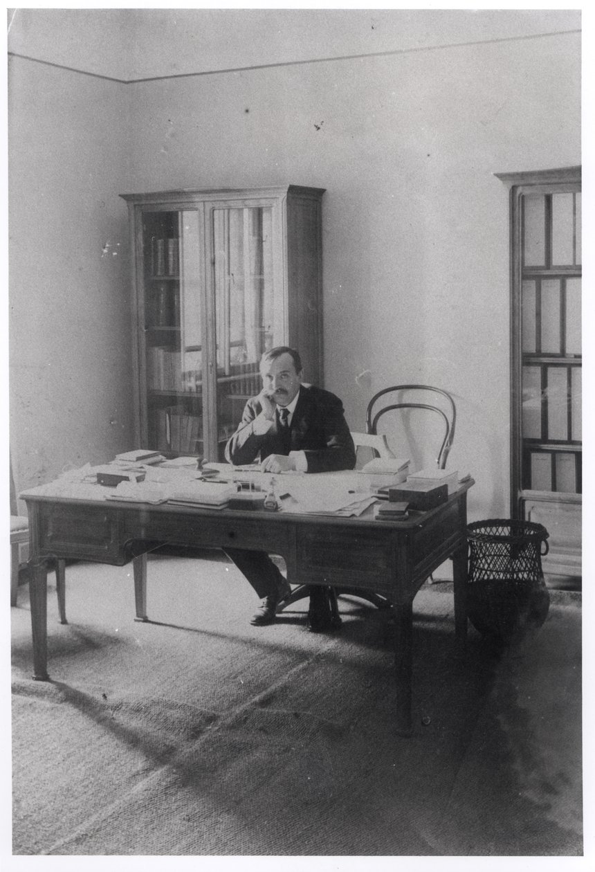 Paul Claudel (1868-1955) på sitt kontor i Prag av French Photographer