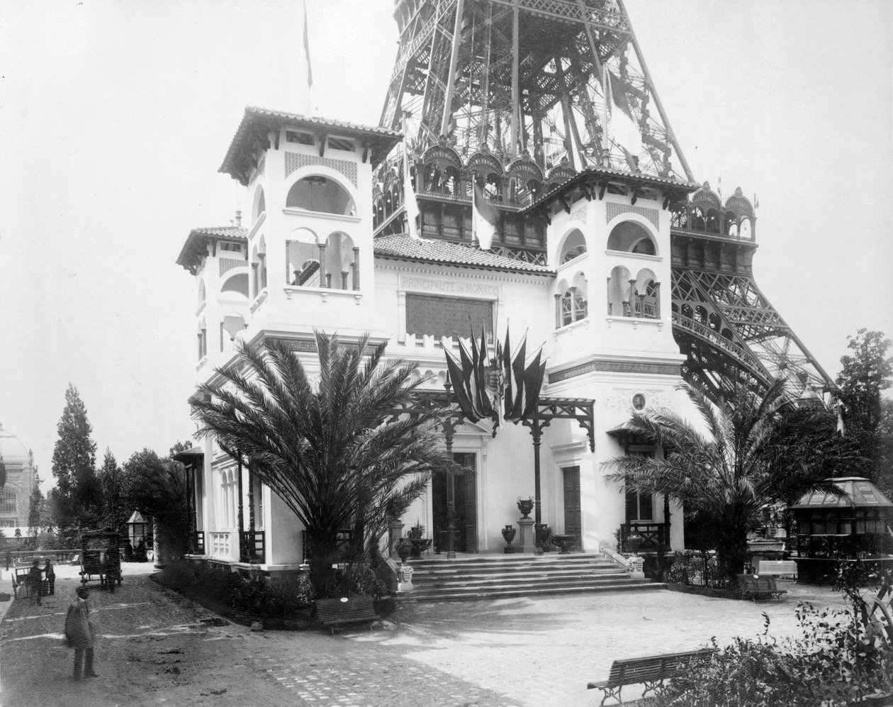 Paviljongen i Monaco, med basen av Eiffeltornet i bakgrunden, Parisutställningen, 1889 av French Photographer