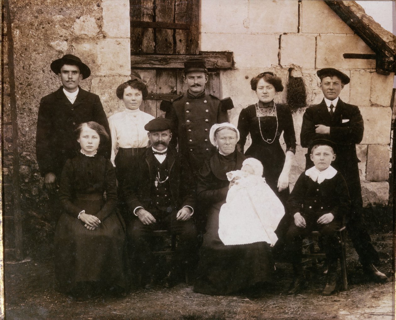 Bondefamilj i Sartheområdet vid ett dop, sent 1800-tal av French Photographer