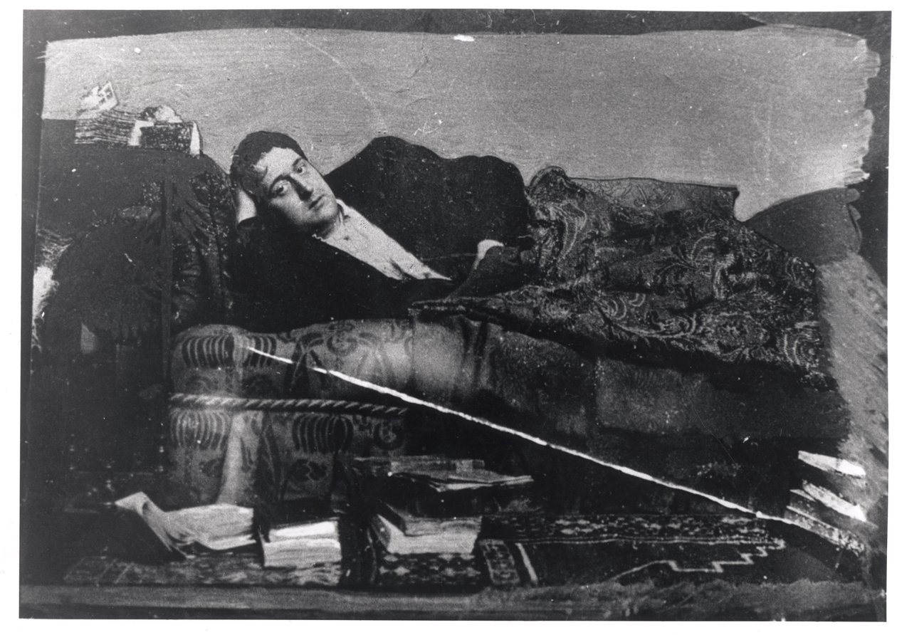 Porträtt av Guillaume Apollinaire (1880-1918) liggande, ca 1910 av French Photographer
