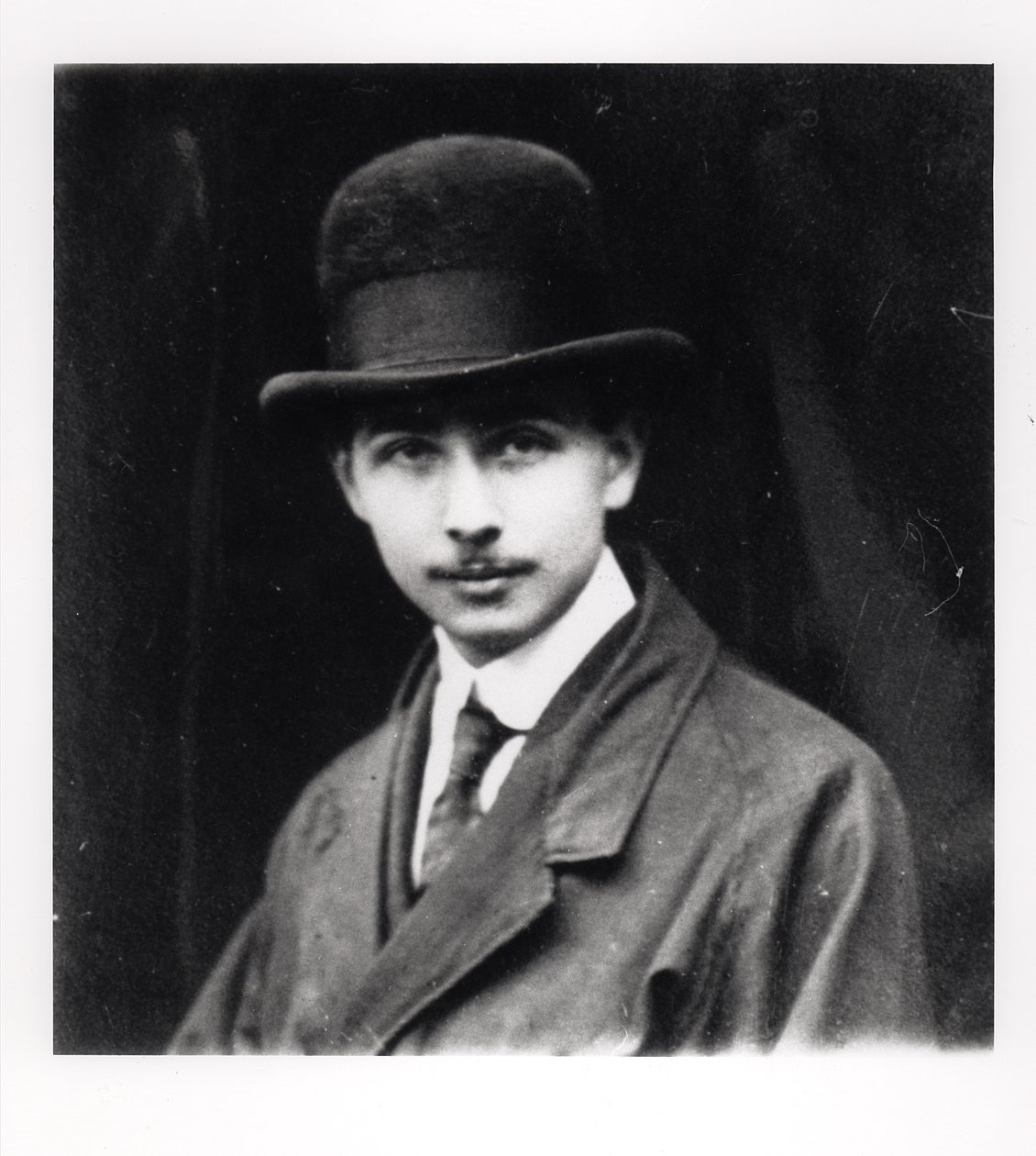 Porträtt av Louis Aragon (1897-1982) 1920 av French Photographer
