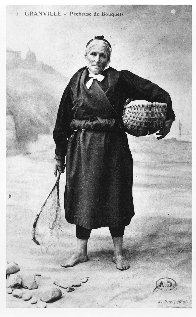 Vykort som visar en räkfiskare från Granville, Normandie, tidigt 1900-tal av French Photographer