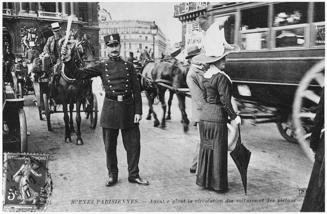 Vykort föreställande en polis som styr trafiken i Paris, före 1914 av French Photographer