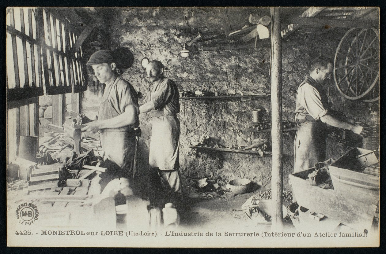 Vykort som visar en verkstad av låssmeder i Monistrol sur Loire, Le Puy-en-Velay, ca 1900 av French Photographer