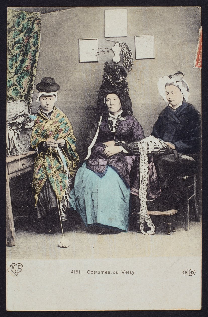 Vykort som föreställer dräkter från Velay, ca 1900 (färgat bw-foto) av French Photographer