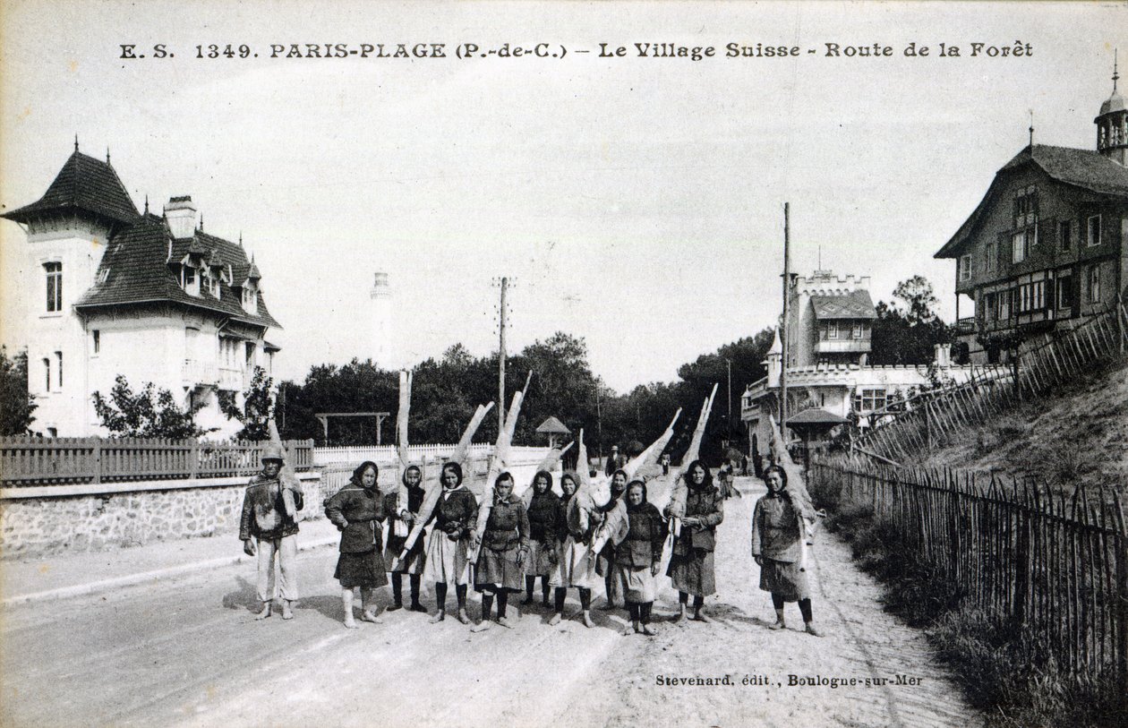 Vykort som visar räkfiskare vid Village Suisse, Paris-Plage, ca 1910 av French Photographer