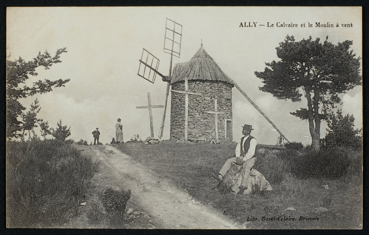 Vykort som visar Golgata och väderkvarnen i Ally, Le Puy-en-Velay, ca 1900 av French Photographer
