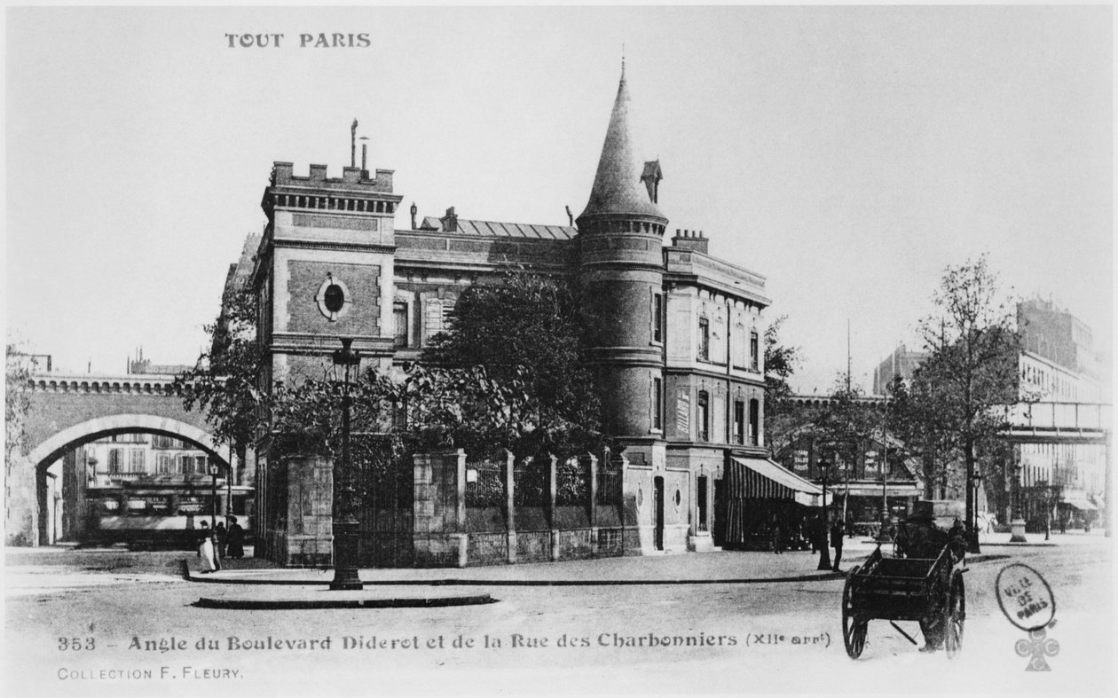 Vykort som visar hörnet Boulevard Diderot och Rue des Charbonniers, Paris, ca 1900 av French Photographer
