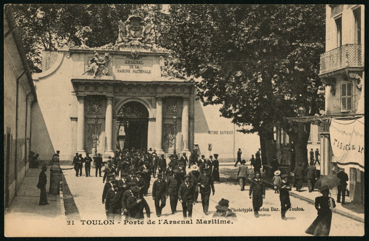Vykort som visar porten till flottan Arsenal, Toulon, ca 1900 (photolitho) av French Photographer